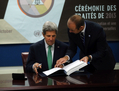 John Kerry, secrétaire d'État américain, a signé le Traité sur le commerce des armes des Nations Unies le 25 septembre 2013 en marge de l'Assemblée nationale des Nations Unies. Certains ne comprennent pas comment les États-Unis sont en mesure de signer mais pas le Canada.(Spencer Platt/Getty Images)