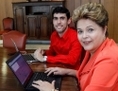 Dilma Rousseff (la vraie) présidente du Brésil, près de Jefferson Monteiro, créateur du personnage populaire parodiant la présidente, 27 septembre 2013. (Instagram)