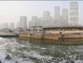 De la mousse blanche sur le fleuve de Tonghui à proximité du quartier des affaires de Pékin le 13 janvier 2013.