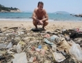 Guy Newey Doug Woodring, un entrepreneur et écologiste, regarde la plage de la côte sud de Hong Kong qui ressemble à une poubelle, le 7 mai 2009. Des îles gigantesques de débris de plastiques flottent dans les océans, mais aussi de plus en plus dans les petits plans d'eau, un phénomène qu'une Baleine en plastique néerlandaise s’attelle à combattre. (Mike Clarke/AFP/Getty Images)