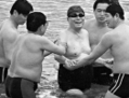 Avril 2000, l'ancien dirigeant du Parti Jiang Zemin (au centre) se baignant dans la Mer Morte en Israël; il est entouré de plusieurs gardes de sécurité. Jiang, parmi d'autres hauts fonctionnaires retraités, a obtenu de très bons avantages au moment de la retraite – notamment un logement et du personnel. (Shihai Gouchen/naol.cc)