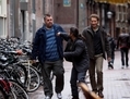 Le trio Marc (Louis Champagne, à gauche), Sam (Robin Aubert, au centre) et Jeff (Gabriel Sabourin, à droite) se dévergonde dans les rues d’Amsterdam, alors que leurs femmes croient qu’ils sont en voyage de pêche pas très loin de leur foyer. (Film Séville)