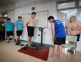Des personnes en surpoids examinent se pèsent après leur séance d’acupuncture et des exercices à l’Hôpital Aimin (Aimer les Gens) pour la Réduction des Graisses dans la cité portuaire septentrionale de Tianjin en Chine, le 14 Juin 2012. (Mark Ralston/AFP/Getty Images)