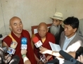 (De gauche à droite) Thubten Wangchen (victime et plaignant individuel), Palden Gyatso (victime), Jigme Sangpo Takna (victime), Kelsang Phuntsok (l’ancien président du Congrès de la jeunesse tibétaine) devant la Cour nationale espagnole (Audiencia Nacional) après avoir déposé une plainte pour génocide le 28 juin 2005. Le 9 octobre 2013, le nom de l’ancien chef du régime chinois Hu Jintao a été ajouté à la plainte. (Comité de soutien Sánchez/Tibet Carlos)
