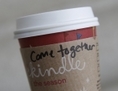 Une tasse de café avec les mots come together (se rassembler) a été vue au Starbucks de la gare Union Station le 27 décembre 2012 à Washington, D.C. Un café gratuit a été donné à toute personne qui achetait à une autre sa boisson préférée, du 9 au 11 octobre 2013. (Drew Angerer / Getty Images)