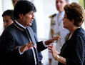 La présidente brésilienne Dilma Rousseff (à droite) discute avec son homologue bolivien Evo Morales au sommet des chefs d’État du Mercosur et des États associés, à Brasilia, le 7 décembre 2012. (Pedro Ladeira/AFP/Getty Images)

