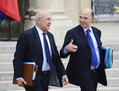Michel Sapin, ministre français du Travail, de l’Emploi et du dialogue social et Pierre Moscovici ministre de l’Économie, des Finances et du Commerce extérieur le 16 octobre 2013 à la sortie de l’Élysée. (AFP PHOTO/Eric Feferberg)