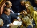 Silvio Berlusconi (devant à G) et des sénateurs du Parti du peuple de la Liberté au Sénat à Rome, en Italie, le 2 octobre 2013. (Filippo Monteforte/AFP/Getty Images)