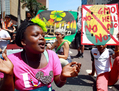 Des gens manifestent contre Monsanto le 12 octobre 2013 à Durban, Afrique du Sud. (Rajesh Jantilal/AFP/Getty Images)