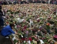 Le 25 juillet 2011, un parterre de fleurs et de lettres de condoléances inonde l'extérieur de la cathédrale d'Oslo. C’est à la mémoire des victimes de l'explosion d'une bombe dans un bâtiment du gouvernement à Oslo et des 77 victimes du massacre de l'île voisine d'Utoya, du 22 juillet 2011. (Paula Bronstein/Getty Images)