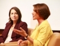 Sarah Cook (à gauche) avec Louisa Greve (à droite) lors de  la National Endowment for Democracy à Washington, le 22 octobre.  Sarah Cook, en collaboration avec Anne Nelson, a présenté un rapport, sur la propagande chinoise et les activités de censure à l’étranger. (National Endowment for Democracy)