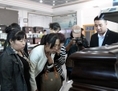 Zhang Jing (seconde à gauche) choisissant une boîte pour contenir les cendres de son mari Xia Junfeng, un vendeur de rue de 36 ans, à la Maison Funéraire de Dongling le 26 septembre 2013, à Shenyang, Chine. Xia Junfeng a été exécuté pour avoir tué deux officiers de régulation urbaine et en avoir blessé un autre en 2009. (ChinaFotoPress/Getty Images