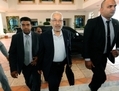 Le fondateur du parti islamiste Ennahda, Rached Ghannouchi, arrive avec ses gardes du corps pour assister à une rencontre le 2 novembre à Tunis visant à mettre fin à la crise politique. Fethi Belaid/AFP/Getty Images