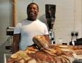 Simon, un stagiaire à la boulangerie Better Health de Haggerston à Londres, profite des bienfaits thérapeutiques de la fabrication du pain, qui peut soulager la dépression selon de récentes études. 