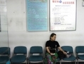 Le 4 septembre 2013, dans un hôpital spécialisé dans le diabète à Pékin, une femme attend de recevoir un traitement alors qu’elle est assise sous un panneau montrant comment éviter le diabète. Près de 12% des adultes en Chine présentaient du diabète en 2010, un taux légèrement supérieur à celui que l’on retrouve aux États-Unis. (Wang Zhao/AFP/Getty Images)