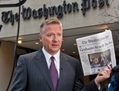 Tom Costello, un journaliste de NBC News, se tient devant le Washington Post le 6 août 2013, le lendemain de l’annonce du rachat du quotidien par le fondateur d’Amazon.com, le multimilliardaire Jeff Bezos (AFP PHOTO/Karen BLEIER)