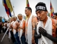 Les militants tibétains lors d’une manifestation le 22 octobre 2013 à l’extérieur des bureaux des Nations unies à Genève. Des Tibétains et des Chinois ont protesté contre les violations des droits de l’homme du régime chinois, dans le cadre de son adhésion aux  Nations unies et sa tentative de devenir un membre du Conseil des droits de l’homme. (Fabrice Coffrini/AFP/Getty Images)