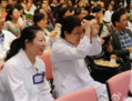 L’instructeur de taekwondo montre des dispositifs d’autodéfense lors d’une formation organisée à l’hôpital Zhongshan de Shanghai, le 5 novembre. Selon les reportages chinois, deux hôpitaux de Shanghai ont organisé des sessions de formation à l’autodéfense. (Weibo.com)