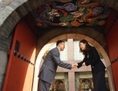 Un homme et une femme d’affaires se serrent la main en se prosternant mutuellement en signe de courtoisie. (John Foxx/Photos.com)