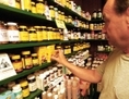 Sur cette photo le client d’un magasin de Melrose regarde des vitamines, le 10 juillet 2001. Les produits de santé alternatifs sont devenus de plus en plus populaires ces dernières années. (Darren McCollester/Getty Images)