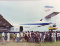 Un avion-cargo d'Operation Blessing livre du matériel d'exploitation minière dans le documentaire <i>Mission Congo</i>. Le télévangéliste Pat Robertson disait venir en aide aux réfugiés rwandais, alors qu'il exploitait plutôt des mines dans la région. (Gracieuseté de David Turner)