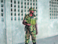Un soldat du M23 monte la garde à Goma, dans l’est de la RDC. Les rebelles ont promis de déposer les armes. (IRIN)
