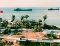Cette photo publiée le 21 avril 1995 par l'Agence d'informations militaires à Taïwan montre deux navires de guerre taïwanais à proximité de la côte de l'île de Taiping, la plus grande de l'archipel contesté des Spratleys, devant la base militaire de Taiping au premier plan. Le gouvernement de Taïwan a récemment annoncé des projets visant à élargir sa base militaire sur l'île de Taiping, qui a une grande importance stratégique. (Renseignement militaire AGY/AFP/Getty Images)