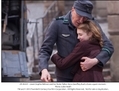 Hans (Geoffrey Rush, à gauche) revient de la guerre et retrouve sa fille adoptive, Liesel (Sophie Nélisse, à droite).(20th Century Fox) 