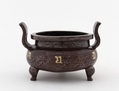 Brûle-parfum, <i>xianglu</i>, en forme de vase <i>ding</i>. Daté du règne de Changhua (1465-1487). Le <i>ding</i> est un ancien chaudron chinois  souvent tripode à deux anses avec un couvercle. (©Stéphane Piera/Musée Cernuschi/Roger-Viollet)
