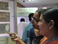 L’Inde a ouvert sa première banque réservée aux femmes le 19 novembre dernier. Selon un communiqué du gouvernement, seulement 26% des femmes indiennes ont un compte bancaire. Une banque réservée aux femmes devrait être un moyen d’autonomie pour les femmes du pays. (Noah Seelam/AFP/Getty Images)