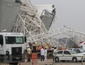Des ouvriers évaluent les dommages causés par l'effondrement d'une grue lors de la construction du stade Itaquerao à Sao Paulo, Brésil. (Ricardo Bufolin/Getty Images)