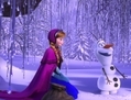 Anna (voix de Kristen Bell, à gauche) et Kristoff (voix de Jonathan Groff, à droite) font la rencontre d’Olaf (voix de Josh Gad), un bonhomme de neige rêvant de goûter aux joies de l’été. (Walt Disney Pictures)