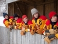 Les jeunes Boys (de gauche à droite : William Legault-Lacasse, Maxime Desjardins-Tremblay, Derek Poissant, Samuel Gauthier et Simon Pigeon) lors d’une partie de hockey marquante de leur adolescence. (Les Films Séville)
