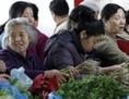 Des gens achètent des légumes sur un marché le 9 avril 2013 à Nanjing en Chine. L’index chinois des prix à la consommation, la principale mesure de l’inflation, est monté de 3% en novembre par rapport à l’an dernier à la même date. (ChinaFotoPress/ChinaFotoPress via Getty Images)