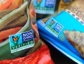 Une photo d’étiquettes non-OGM sur des paquets de snacks à Los Angeles, en Californie. En 2013, la loi pour rendre obligatoire l’étiquetage des OGM dans l’État de Washington n’est pas passée, mais cette proposition de loi pourrait resurgir dans quelques États en 2014. (Robyn Beck/AFP/Getty Images)