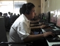 Un Chinois dans un cybercafé à Pékin en 2010. En Chine, pays où les informations et commentaires sont fortement influencés par le régime au pouvoir, les internautes se tournent vers les blogs pour suivre les actualités. (AP Photo/Ng Han Guan)