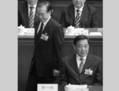 Le 5 mars 2012, Wen Jiabao (à gauche), alors Premier ministre chinois passe derrière Bo Xilai, encore dirigeant du Parti à Chongqing (à droite), au cours de la séance d’ouverture du Congrès national du peuple au Grand palais du Peuple à Pékin. Le 14 mars 2013, lors d’une conférence de presse, Wen Jiabao a fait des remarques interprétées comme une attaque contre Bo Xilai et le 15 mars, Bo Xilai a été démis de ses fonctions au sein du Parti. (Liu Jin/AFP/Getty Images)