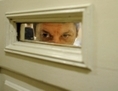 Dans le Centre scientifique de soins psychiatriques et sociaux de l’État de Serbsky, un patient regarde à travers une fenêtre. Le centre traite les dépendances à l’alcool et aux drogues. Moscou, le 10 octobre 2011. (Natalia Kolesnikova/AFP/Getty Images)  