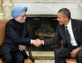 Le Premier ministre indien Manmohan Singh (à gauche) serre la main du président américain Barack Obama dans le bureau ovale de la Maison Blanche le 27 septembre 2013, à Washington, DC. Récemment, un corps industriel en Inde a souligné que les relations entre l’Inde et les États-Unis étaient trop fortement liées à leurs économies, ce qui laissait peu de place pour une méfiance entre les deux nations. (Brendan Smialowski/ AFP/Getty Images)