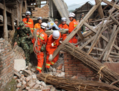 Des sauveteurs sortent un homme âgé paralysé des décombres de sa maison à Qingren, dans le canton de Lushan. La région avait été gravement touchée après qu’un séisme de magnitude 7 ait touché la ville de Ya’an, province du Sichuan, dans le sud-ouest de la Chine le 20 avril 2013. (AFP/Getty Images)