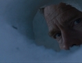 Bruce (Thomas Haden Church) s’est creusé un abri dans la neige où il guette toute forme de vie s’approchant de son camp. (Les Films Séville)