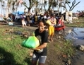 Des habitants des Philippines ramassent les débris après le passage du typhon <i>Haiyan</i>.(David Swanson/IRIN)