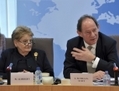 Edward McMillan-Scott (à droite), vice-président du Parlement européen, pour la Démocratie et les Droits de l’Homme et Madeline Albright (à gauche), ancien secrétaire d’État américain, à Bruxelles, le 14 mars 2011. (© Union Européenne 2011 PE-EP)