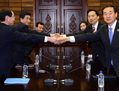 Les délégations sud (à droite) et nord-coréenne se sont rencontrées le 5 février 2014 en Corée du Nord pour discuter des prochaines réunions des familles.（South Korean Unification Ministry via Getty Images）