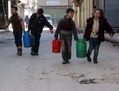 Des enfants ramènent de l’eau à leurs familles le 6 février 2014 à Alep. (Fadi al-Halabi/AFP/Getty Images)