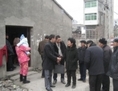 Sur cette photo datée du 25 janvier 2010, Wei Shuishan et Xue Mingkai (au centre, portant un chandail blanc), deux membres clés du Parti démocrate de Chine, visitent le village de Zhaiqiao pour s’entretenir avec la famille du maire du village, Qian Yunhui, disparu dans des conditions suspectes. Le 29 janvier 2013, le père de Xue Mingkai est décédé mystérieusement et des militants souhaitent l’ouverture d’une enquête. (Avec l’aimable autorisation d’un informateur)