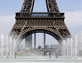 La fontaine du Trocadéro en face de la tour Eiffel à Paris. (AFP PHOTO/Kenzo Tribouillard)
