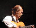 Ses fans se souviennent sans doute de son allure, Paco de Lucia a prescrit une nouvelle façon de jouer de la guitare. (Wikipédia)