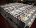 Des billets de 100 dollars s’empilent au Bureau de la gravure et de l’impression à Washington, DC, le 20 Mai 2013. (Mark Wilson/Getty Images)