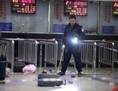 Le 2 mars 2014, un enquêteur de la police chinoise inspecte la scène de l'attaque dans une gare ferroviaire de la ville de Kunming, province du Yunnan, sud-ouest de la Chine, un jour après que plus de 10 assaillants aient tué à coups de couteau 29 personnes et en aient blessés plus de 140 autres. (STR/AFP/Getty Images)